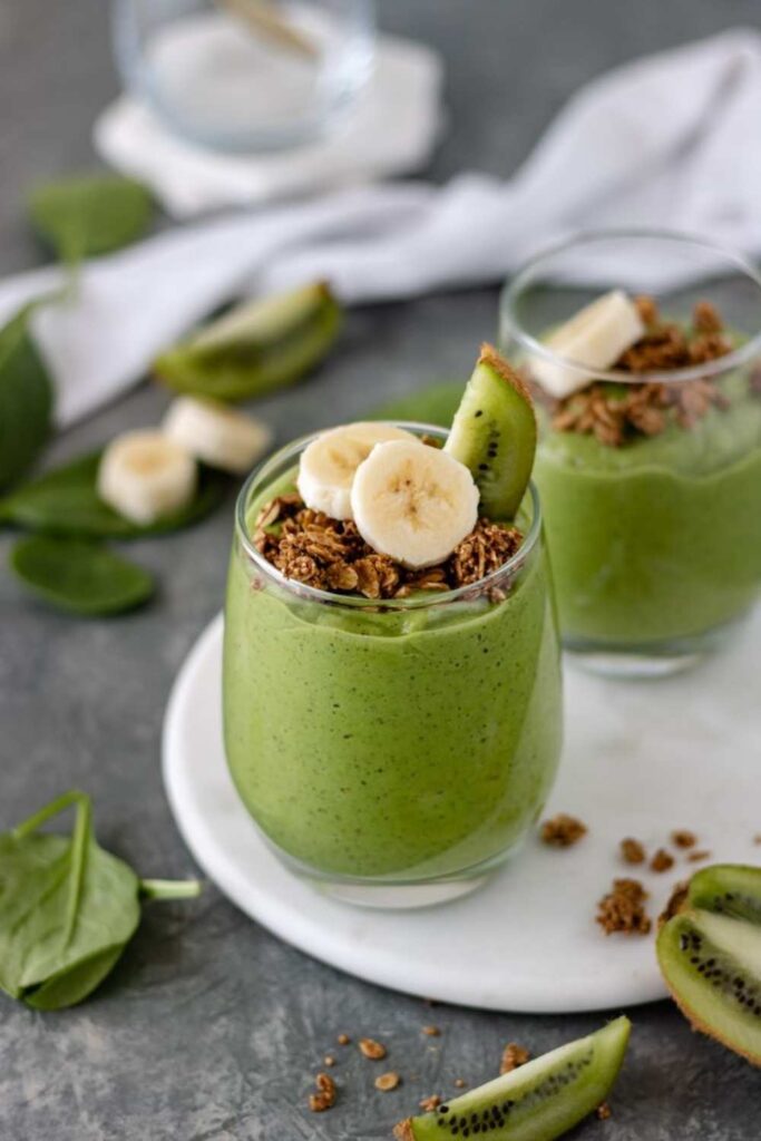 Avocado Spinach Smoothie With Honey and Lime