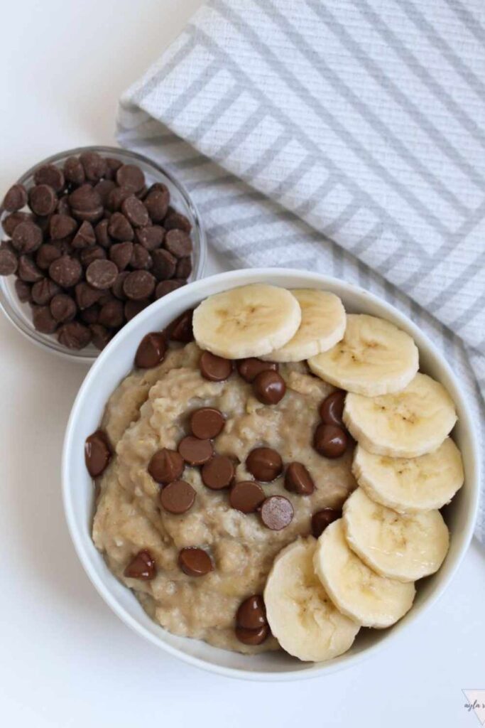 Classic Oatmeal With Banana and Peanut Butter