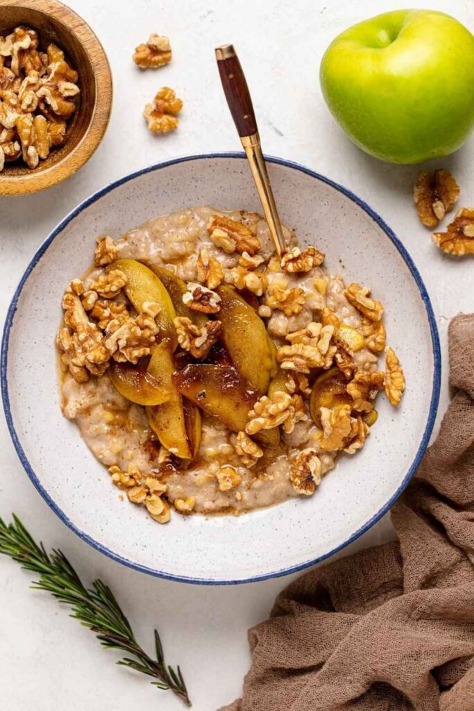 Oatmeal with Walnuts, Apple, and Cinnamon